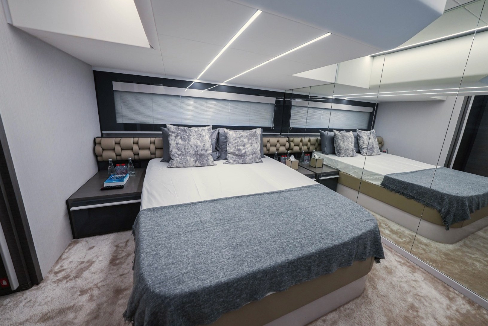 Pershing 5X Pearl White, gallery image 5
