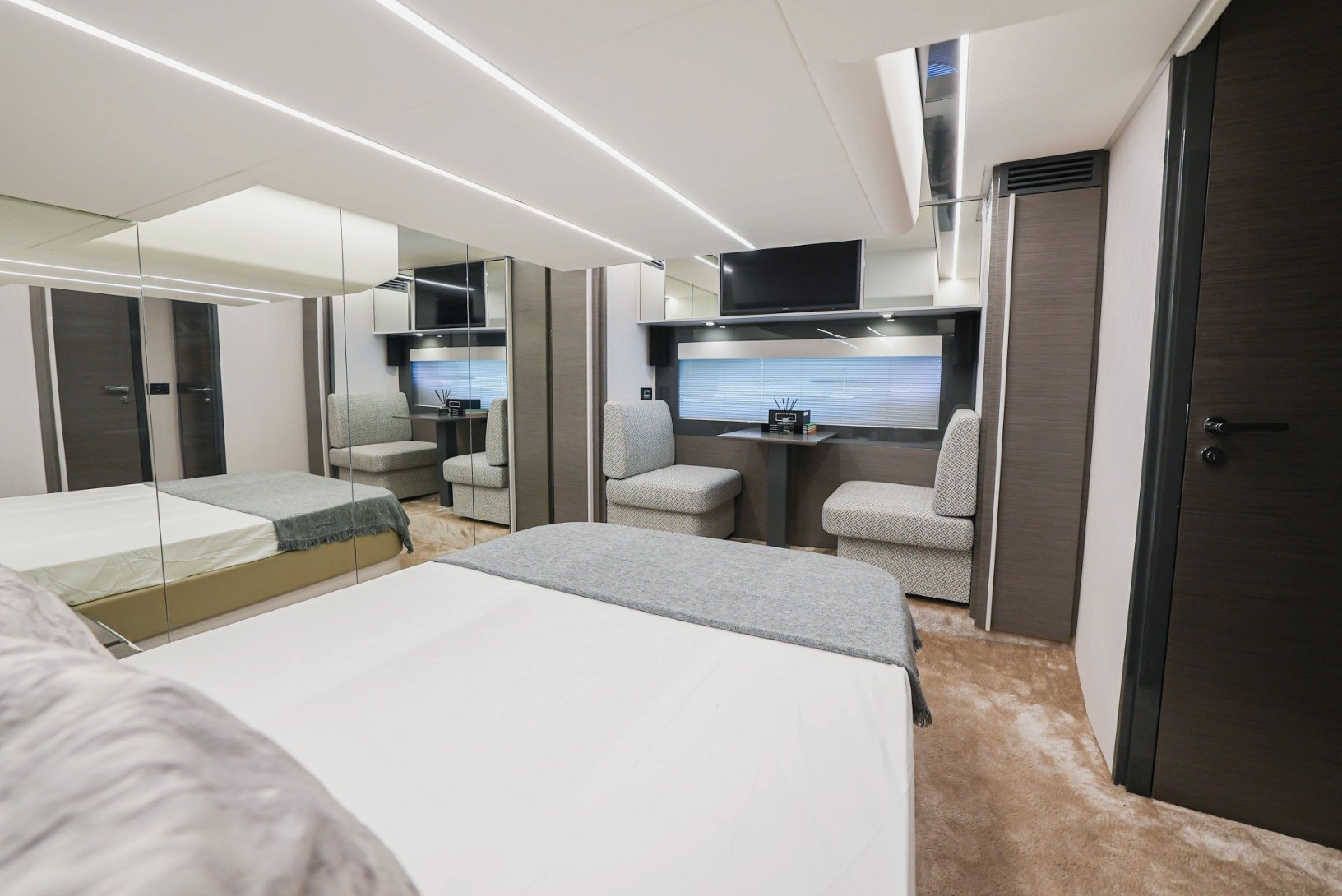 Pershing 5X Pearl White, gallery image 2